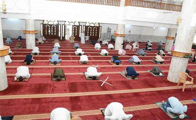 تعليق صلاة الجماعة بالمساجد التي يمسها توقيت الحجر الصحي
