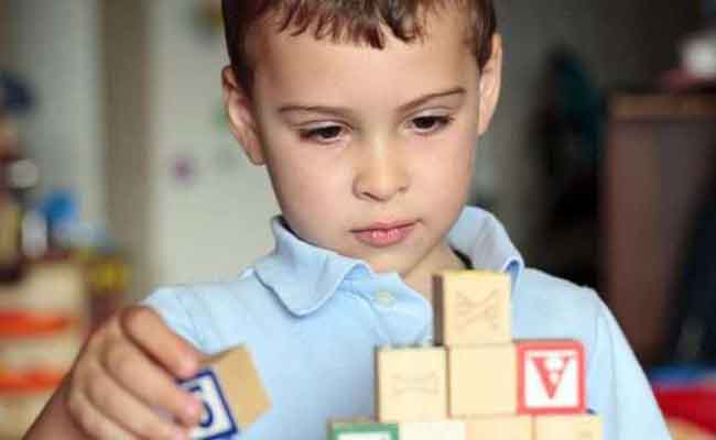 تأخر الكلام من أعراض التوحد…متى يتكلم الطفل التوحدي؟