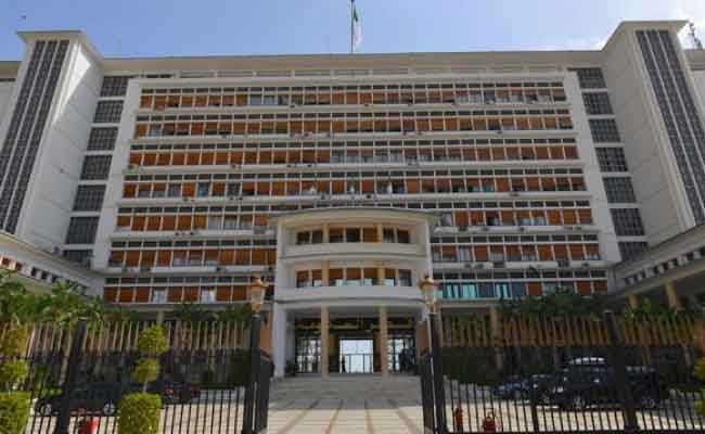 الوزير الأول يجري محادثات مع رئيس حكومة الوحدة الوطنية لدولة ليبيا