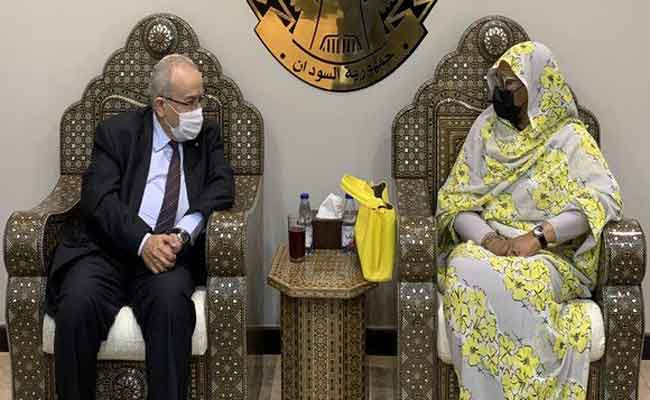 لعمامرة يحط الرحال بالخرطوم في زيارة عمل تدوم يومين