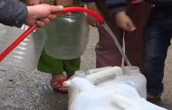 الجزائريون يحتجون على انقطاع المياه عبر التغوط في أكياس بلاستيكية
