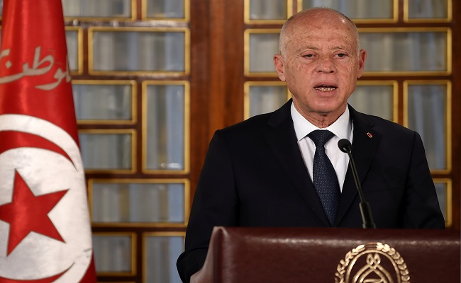 رئيس تونس يعزل مدير المخابرات من منصبه