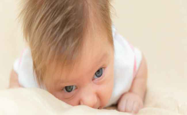 متى يستطيع الرضيع تحريك رأسه؟