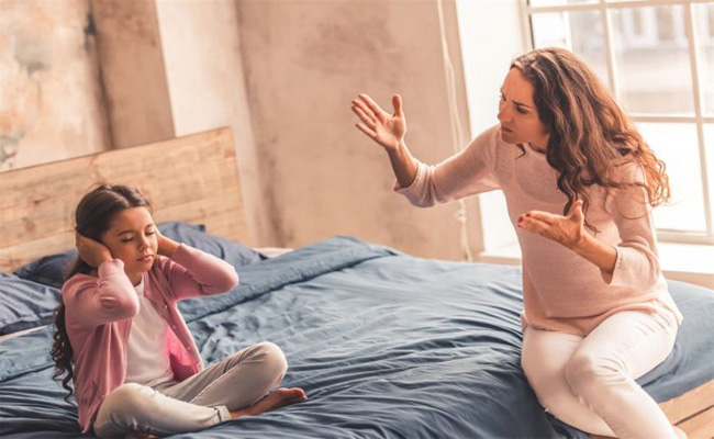 كيف يؤثر صوتكِ العالي على نفسية طفلكِ على المدى الطويل؟