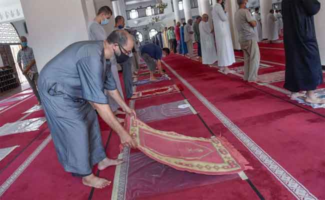 الجزائريون يقيمون صلاة الغائب على أرواح ضحايا حرائق الغابات بكافة مساجد الوطن
