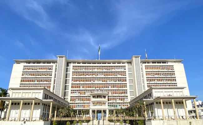 الحكومة تقرر تعديل توقيت الحجر الجزئي المنزلي وفتح الشواطئ وفضاءات التسلية