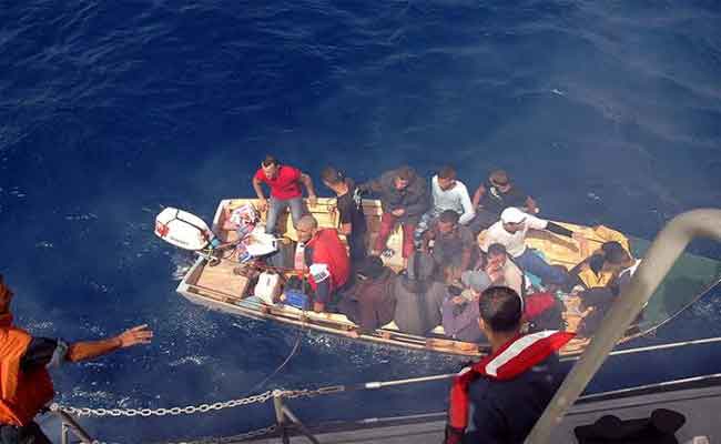 حرس السواحل يحبط محاولة إبحار 43 حراڨا بينهم فتاتين بسواحل تنس بالشلف