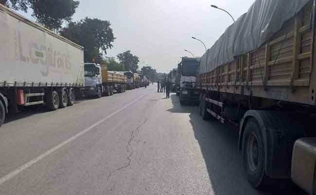 ارسال قافلة تضامنية ثانية محملة بالمواد الغذائية والصحية لفائدة ضحايا حرائق الغابات ببجاية