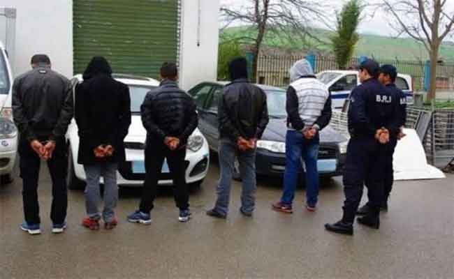 الإطاحة بشبكة إجرامية مكونة من 102 شخصا تحترف التهريب الدولي للمركبات بوهران