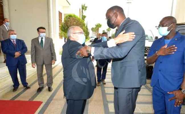 وزير خارجية مالي يحط الرحال بالجزائر في زيارة رسمية تدوم يومين