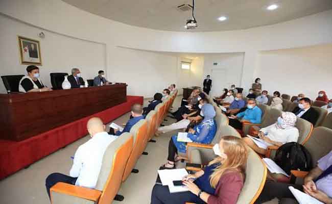 وزير الصناعة الصيدلانية يدعو المتعاملين الصيدلانيين إلى زيادة قدراتهم الانتاجية