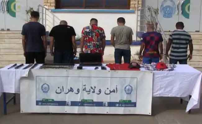 إلقاء القبض على عناصر عصابة مسلحة تحترف الاعتداء و السرقة بوهران