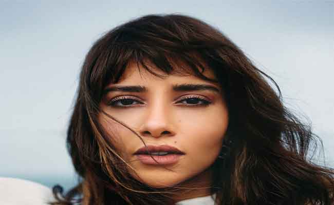 بلقيس تغازل الجمهورالسعودي ب”جنوب الدرب” و تخطف الأنظار بزي التراث السعودي