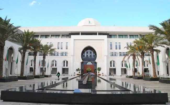 الحكومة تحتج رسميا على القرار الأحادي الفرنسي بتشديد إجراءات منح التأشيرة للجزائريين…