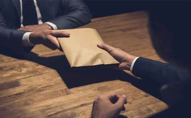 الإطاحة بموظفين في حالة تلبس بالرشوة في الشلف