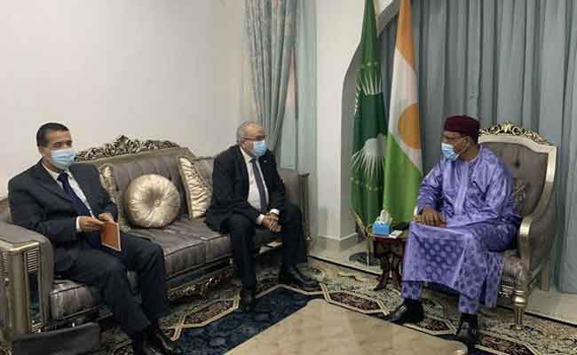 استقبال لعمامرة من طرف من قبل الرئيس النيجري محمد بازوم