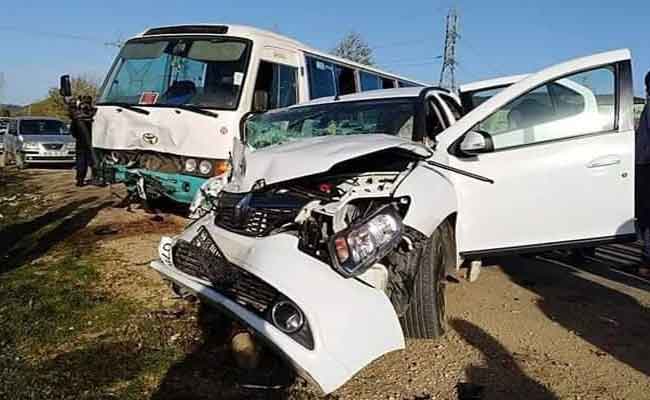 اصطدام سيارة بحافلة لنقل المسافرين يخلف 15 جريحا بميلة