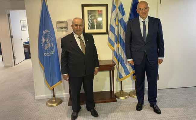 لقاء بين لعمامرة و نظيره اليوناني لبحث العلاقات الثنائية بين البلدين وسبل تقويتها