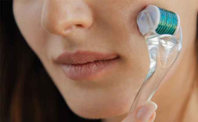 كيف تستخدمين الديرما رولر لتعزيز نضارة البشرة؟