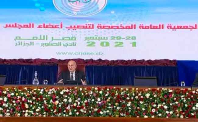 تبون يشرف على تنصيب أعضاء “كناس” و يدعوهم  إلى اقتراح توصيات اقتصادية “غير مستوردة”