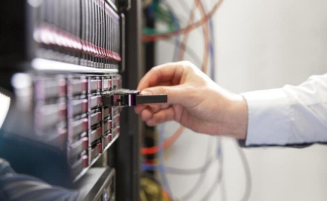 شنايدر إلكتريك وجامعة “بيرمنغهام دبي” تطوران مركز بيانات ميداني…