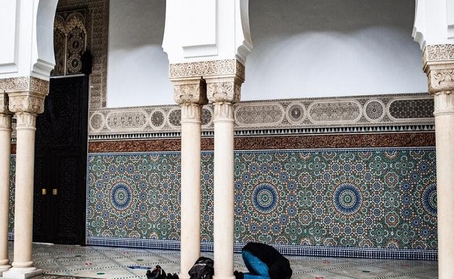 89 مسجد تحت المراقبة وإغلاق 10 دور عبادة للمسلمين بفرنسا