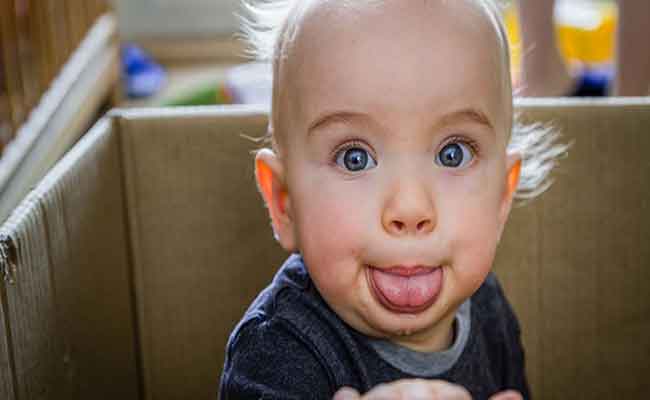 هل تعلمين لماذا يُخرج رضيعك لسانه من فمه؟