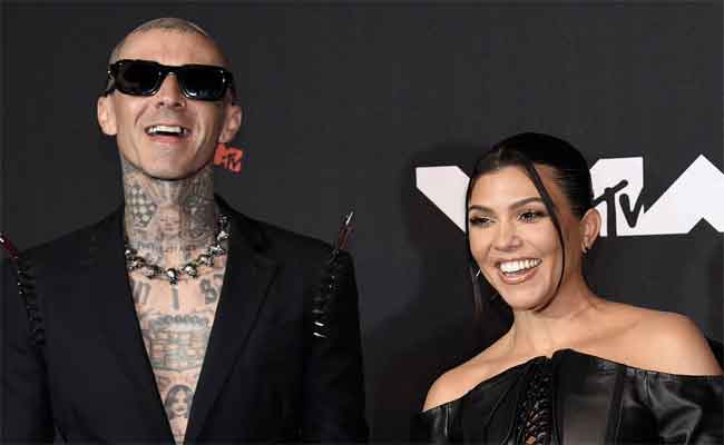 ترافيس باركر يطلب يد كورتني كاردشيان بخاتم خطوبة ماسي في أجواء رومانسية على البحر…