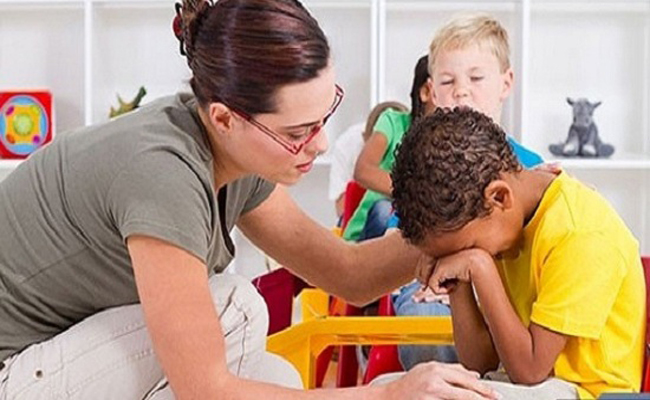 ما هي الاضرار التي يسبّبها تخويف الطفل على نفسيته؟