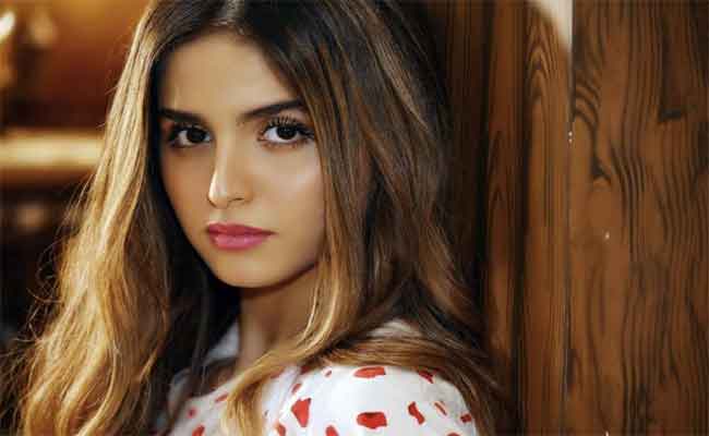 حلا الترك “مجنونة”على منصة “يوتيوب” قريبا…