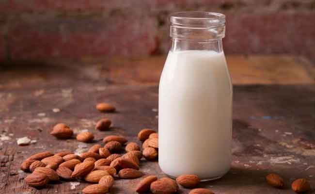 حليب اللوز…أفضل بديل لحليب البقر!