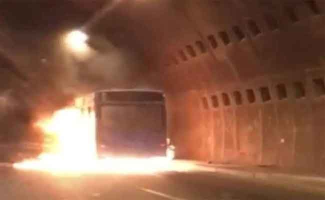 نشوب حريق في حافلة تابعة لمؤسسة ايتوزا داخل نفق واد اوشايح بالعاصمة دون تسجيل ضحايا