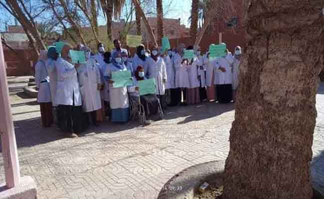 وقفة احتجاجية للممرضين تعرض زميلتهم للضرب بأدرار