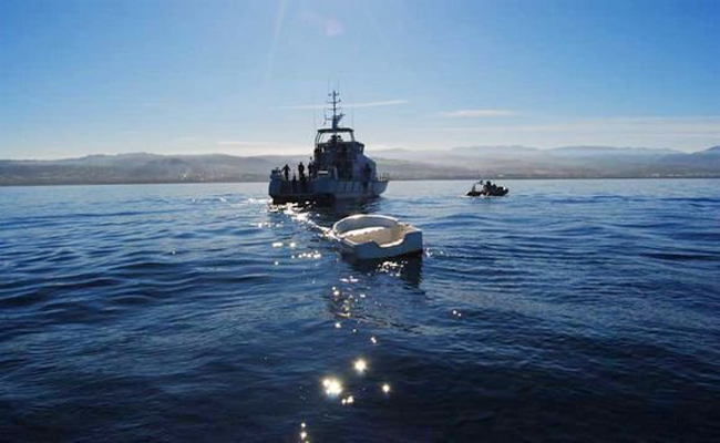 إنقاذ 13 مهاجرا غير شرعي و انتشال جثث 4 آخرين بعد غرق قاربهم بمدينة الجزائر