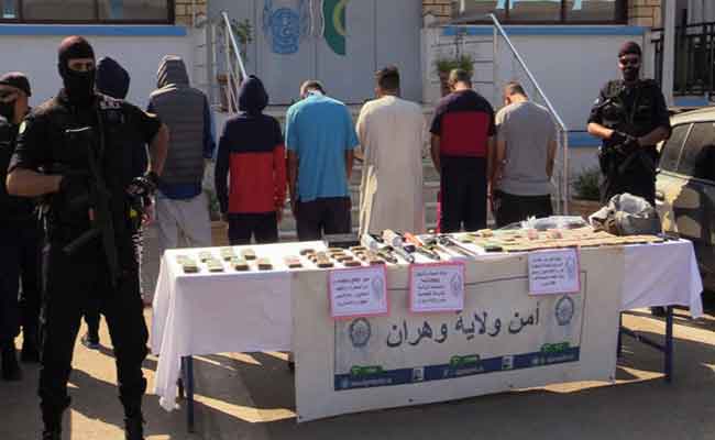 أمن وهران يطيح بعصابتين إجراميتين تحترفا المتاجرة في المخدرات و المؤثرات العقلية