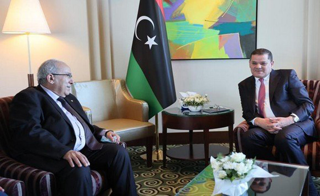 محادثات بين لعمامرة و كبار المسؤولين الليبيين