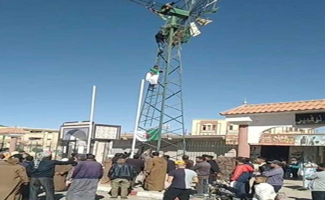 العشرات من المطالبين بالسكن يقدمون على محاولة انتحار جماعي بحاسي بحبح