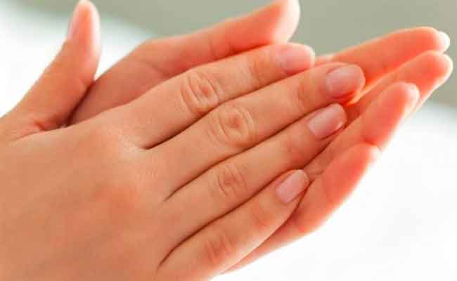 4 خلطات طبيعية مذهلة لتقشير اليدين في فصل الخريف!