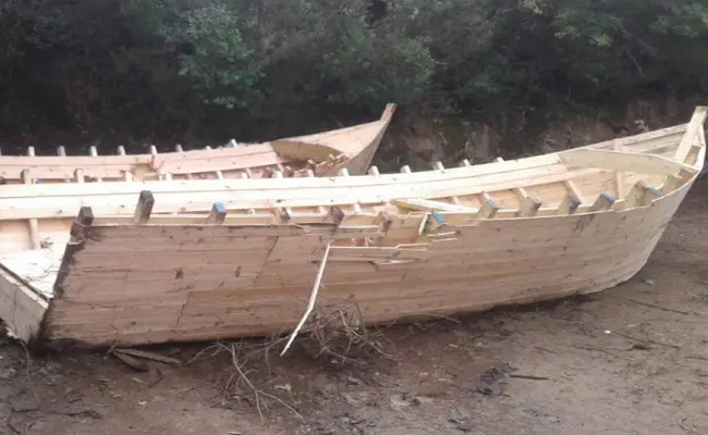 مداهمة ورشة سرية لصناعة قوارب الموت و توقيف 3 أشخاص بالطارف