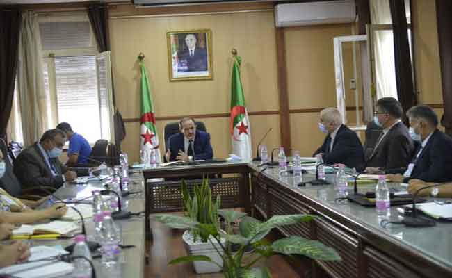 وزير التربية : “لا توجد أي ندرة في الكتاب الذي تم طبع عناوينه أكثر من تعداد التلاميذ”