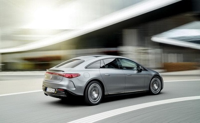 مرسيدس تطلق أول سيارة كهربائية بأداء رياضي…