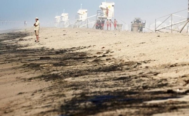 3 آلاف برميل نفط تتسرب إلى سواحل كاليفورنيا