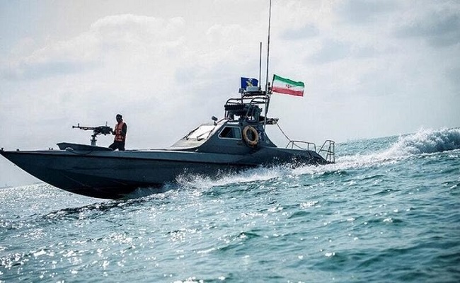زوارق إيرانية تعترض سفينة حربية أميركية