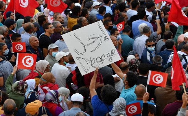 ألاف التونسيون يتظاهرون ضد الرئيس