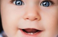 في أي شهرٍ تظهر اسنان طفلكِ الأولى؟