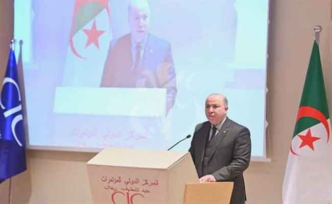 بن عبد الرحمان يؤكد أن الحكومة بصدد مراجعة كافة النصوص القانونية لتكريس صحافة مهنية ومسؤولة