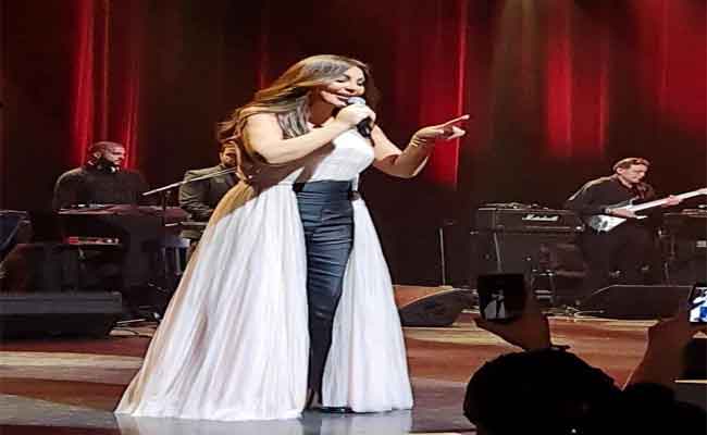 اليسا رومانسية وحالمة مجددا على مسرح الأولمبيا بباريس…