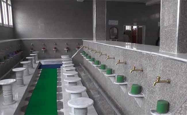 فتح بيوت الوضوء بالمساجد في وجه المصلين