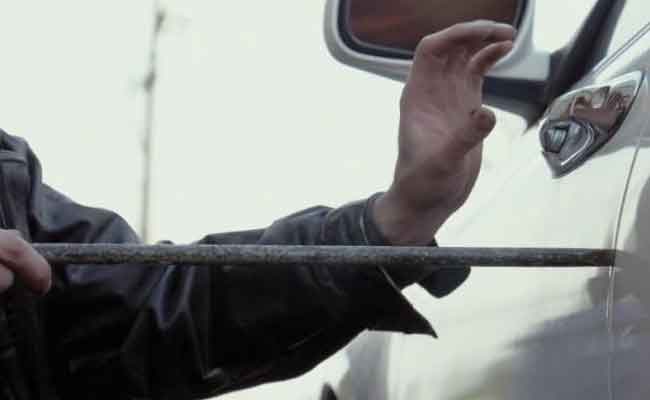 الإطاحة بشخصين يحترفان تخريب و سرقة السيارات من الداخل بالنعامة