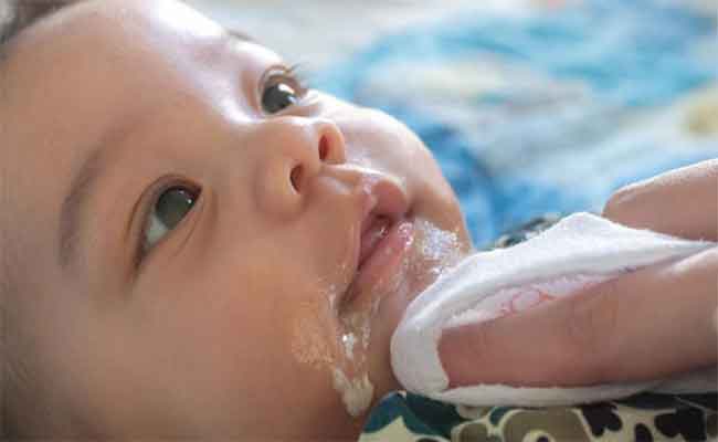 طفلك الرضيع يستفرغ ماء؟ اليك السبب…